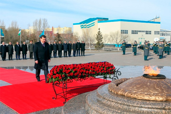 Президент возложил цветы к монументу «Защитники Отечества» в Астане