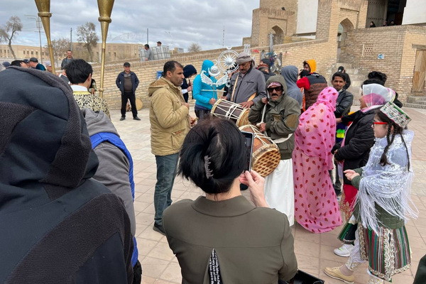 BBC WORLD SERVICE GROUP снимает празднование Навруза в Бухаре для иранцев в Великобритании