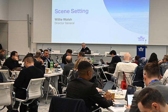 Глава IATA призвал пассажиров не брать ручную кладь при эвакуации