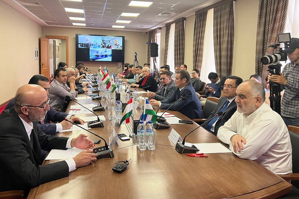 Люк Бессон примет участие в создании исторического фильма «Джами и Навои»