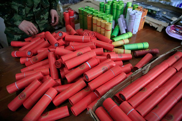 Customs officers detain large quantities of pyrotechnic products