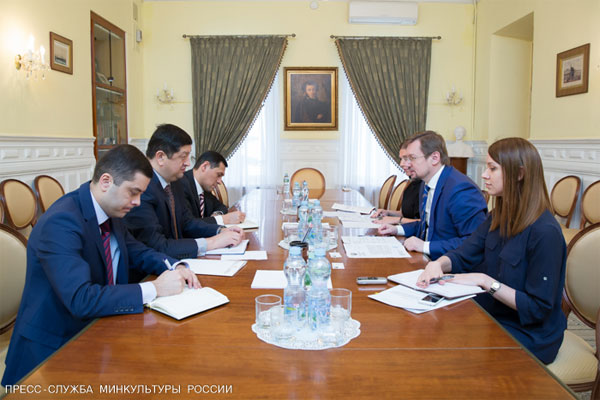 Узбекистан и РФ обсудили перспективы проведения обменных театральных гастролей