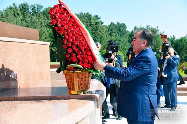 Президент Таджикистана возложил цветы к монументу Независимости и гуманизма