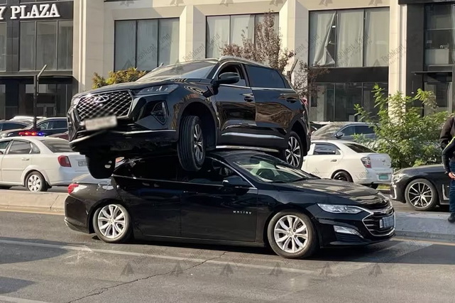 В Ташкенте Chery после столкновения оказался на крыше Malibu