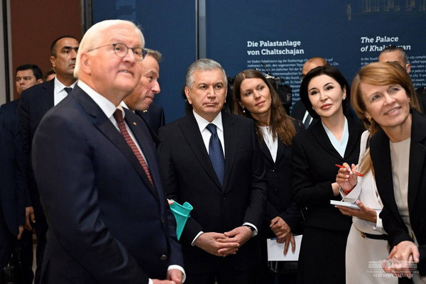 Президенты Узбекистана и Германии открыли уникальную выставку культурно-исторического наследия узбекского народа