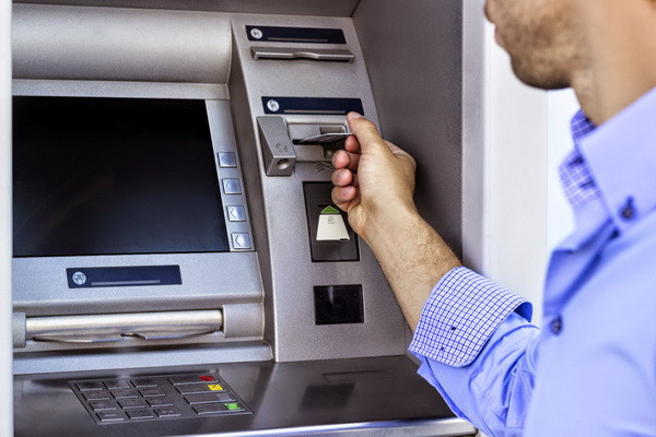 Народный банк лидирует по выпуску банковских карт в Узбекистане