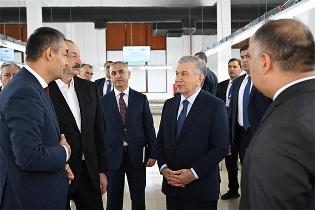 Президенты Узбекистана и Азербайджана посетили швейную фабрику