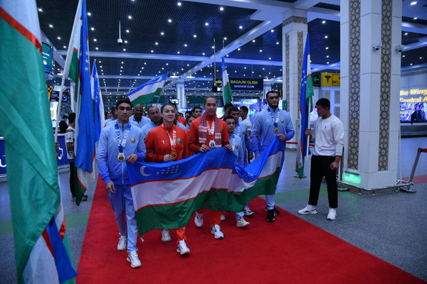 Uzbekistan national boxing team returns home
