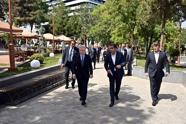 Президент ознакомился с результатами благоустройства улицы Бунёдкор в Ташкенте