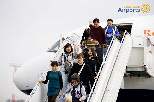 В ташкентском аэропорту торжественно встретили туристическую группу из Сингапура