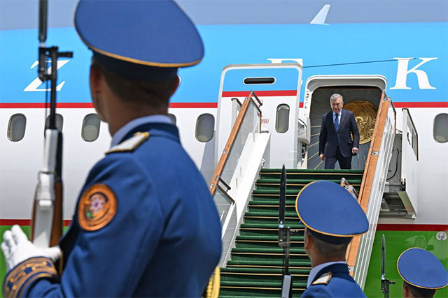 Президент Узбекистана прибыл в Баку