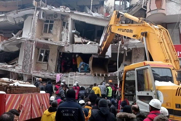 Число погибших при землетрясениях в Турции достигло почти 19 тысяч