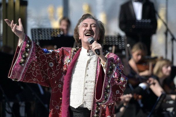 Президент Узбекистана наградил творческий коллектив ансамбля «Ялла»