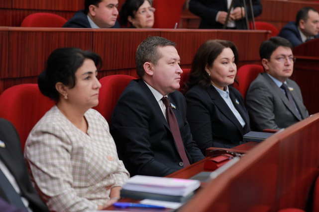 Депутатлар қалбакилаштириш va рақамли ёрлиқлардан ҳимоя қилиш тўғрисидаги қонун лойиҳасини маъқуллади