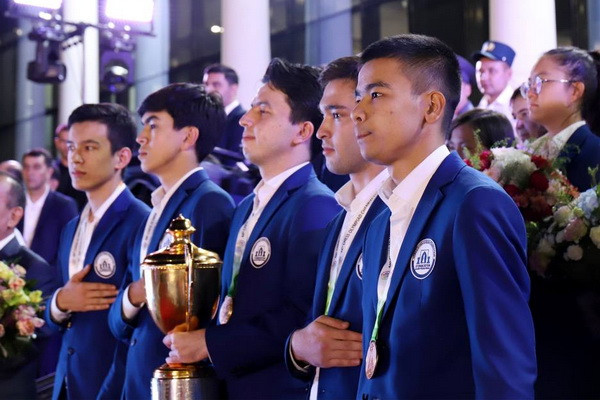 Winners of the World Chess Olympiad were solemnly welcomed at the Tashkent airport