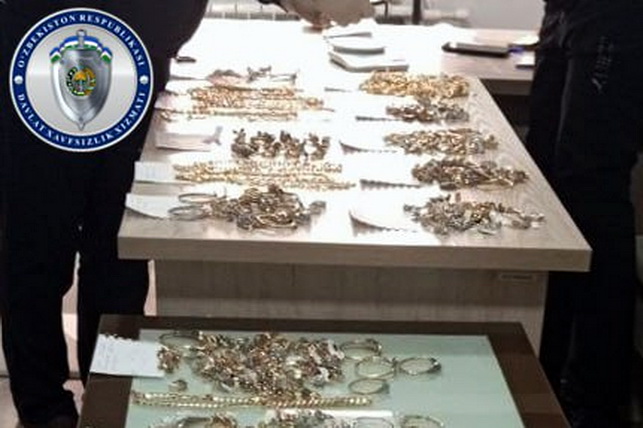 На границе с Кыргызстаном задержан контрабандист с более чем 4 кг золотых украшений
