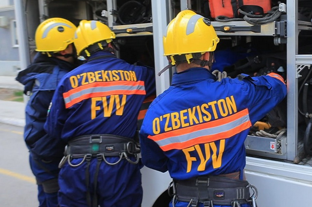 В Самарканде спасли рабочего, засыпанного грунтом на стройке